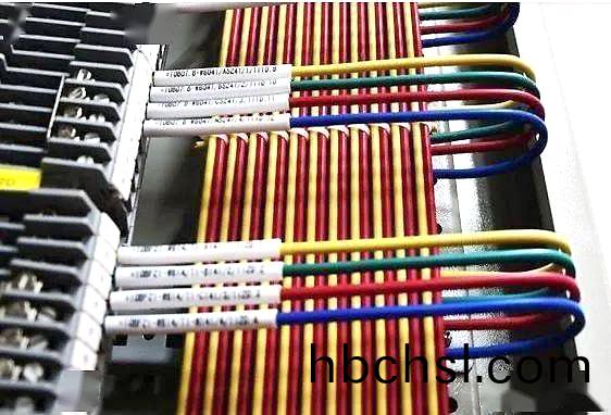 詳述(shu)總(zong)配(pei)電(dian)箱到分配(pei)電箱(xiang)的(de)接(jie)灋